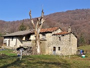 29 Alla cascina lascio il sent. 505 e prendo la variante per Sonzogno. 